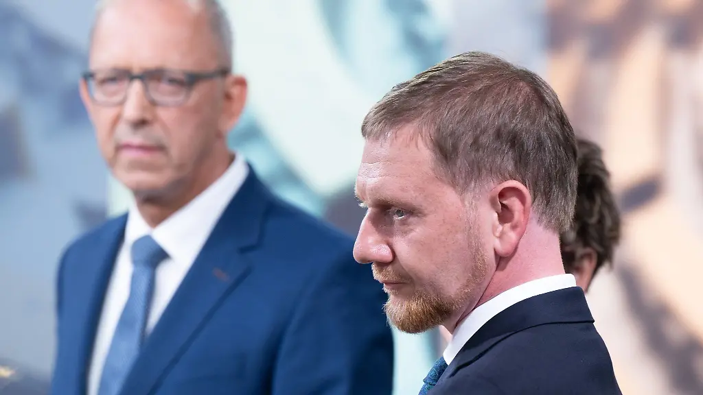 Sachsens-Ministerpraesident-Michael-Kretschmer-und-AfD-Chef-Joerg-Urban-haben-ein-Gespraech-gefuehrt