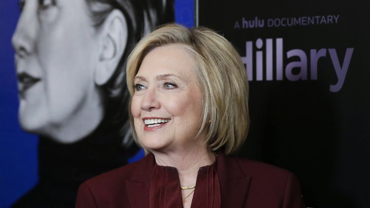 Dass der britische Premier Johnson sich nicht einmal kämmt, hält Hillary Clinton für "charmant".