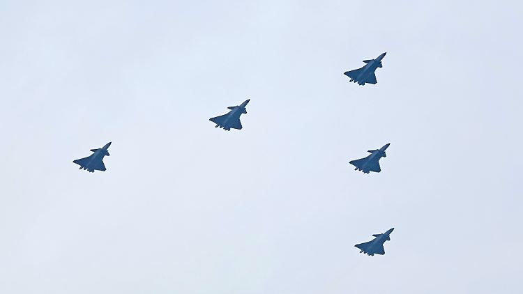 Eine Formation chinesischer Kampfflugzeuge im Anflug.