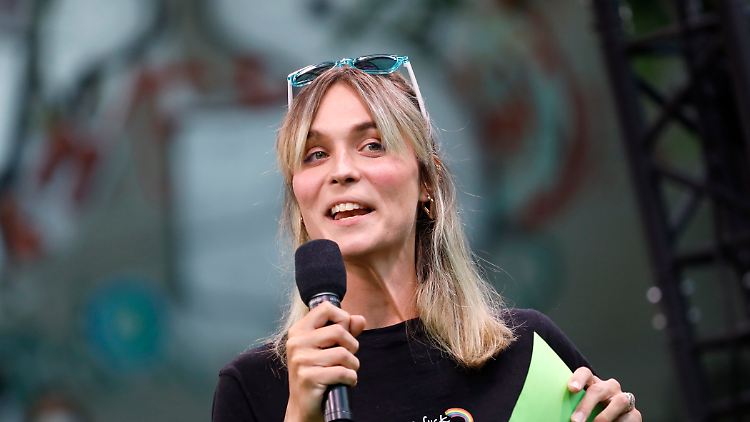 Die 27-jährige Grüne Nyke Slawik steht für einen Trend im Bundestag: Mehr Abgeordnete sind jung, weiblich und haben Migrationsgeschichte.