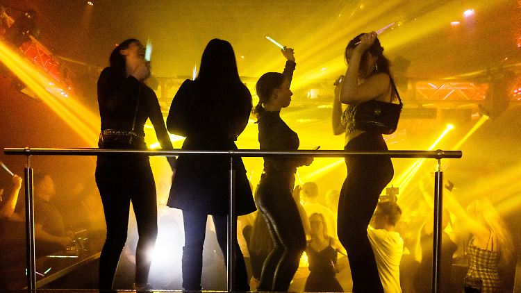 In Bayern und im Saarland etwa dürfen Diskobesucher wieder ohne Maske und Abstand feiern.