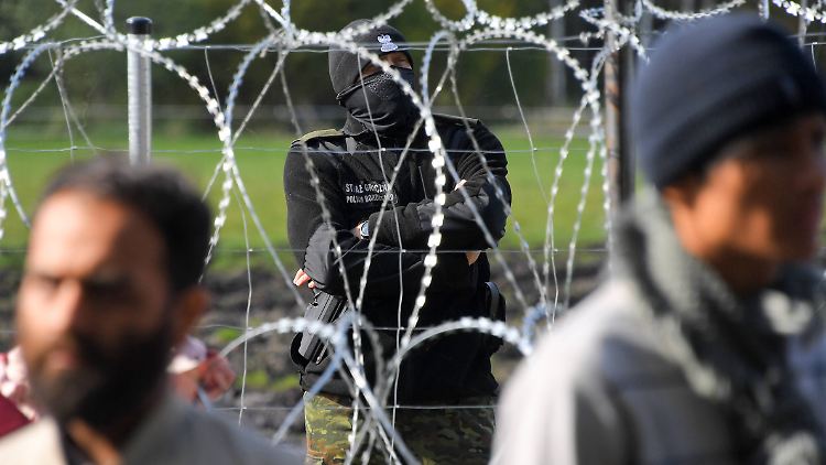 An Polens Grenze zu Belarus sorgen Einsatzkräfte dafür, dass Flüchtlinge nicht passieren können.