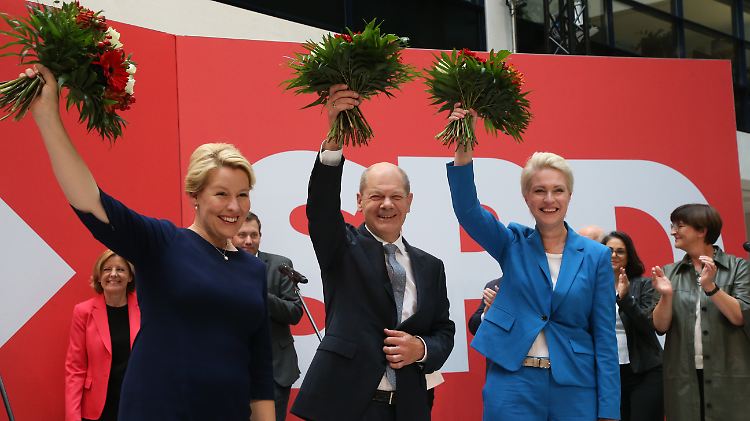 Ein Tag für die Geschichtsbücher - die SPD gewinnt drei Wahlen auf einen Streich. Während Scholz (m.) noch auf den Beginn seiner Sondierungsgespräche im Bund warten muss, haben Giffey (l.) und Schwesig (r.) in ihren Bundesländern diese bereits begonnen.