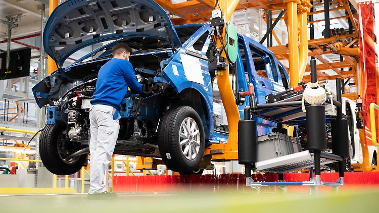 Der Chipmangel dürfte die Autoindustrie Hunderte Milliarden kosten.