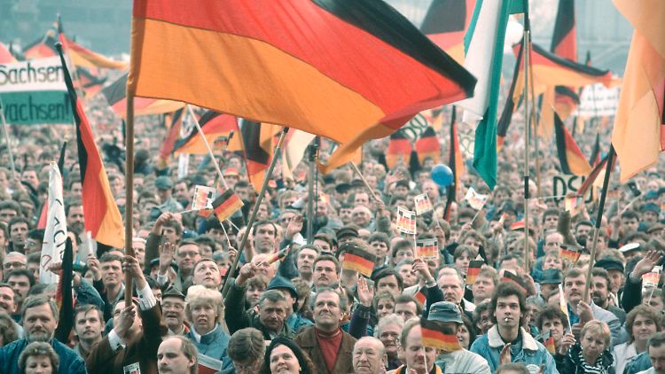 Menschenmassen demonstrierten 1990 für die deutsche Wiedervereinigung. 