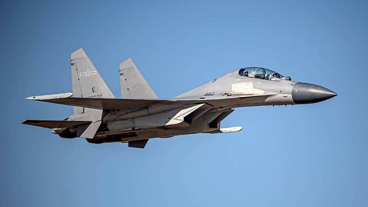 An den Überflügen sind auch chinesische Kampfjets des Typs J-16 beteiligt.