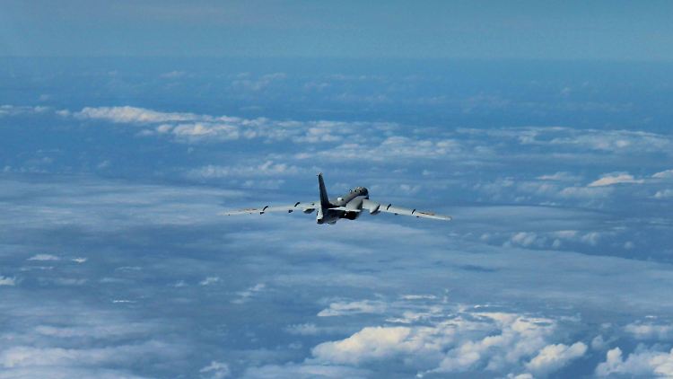 Ein chinesischer H-6-Bomber fliegt Patrouille über dem Südchinesischen Meer.