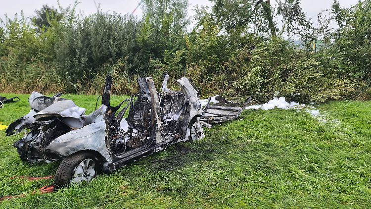 Der Unfallwagen wurde durch die Flammen komplett zerstört.