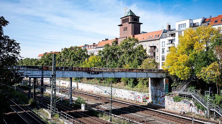 Die Rohre an dieser Fußgängerbrücke über dem S-Bahn-Ring standen komplett in Flammen. 