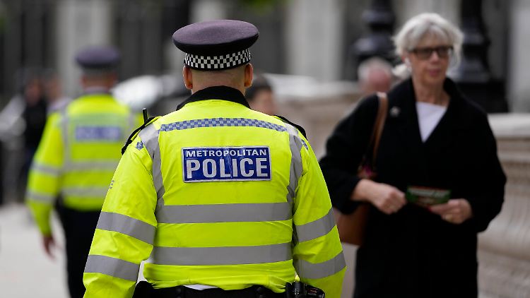 Grundsätzlich könne der Polizei in seinem Land vertraut werden, sagt Premier Boris Johnson.