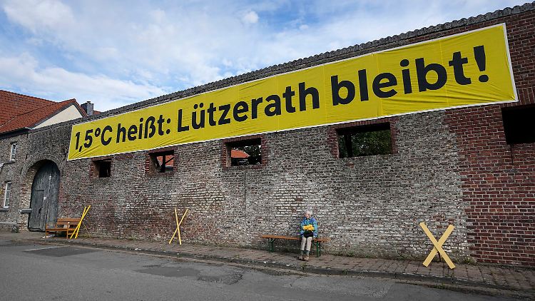 Die Aktivisten protestieren gegen das Abbaggern weiterer Dörfer wie Lützerath.