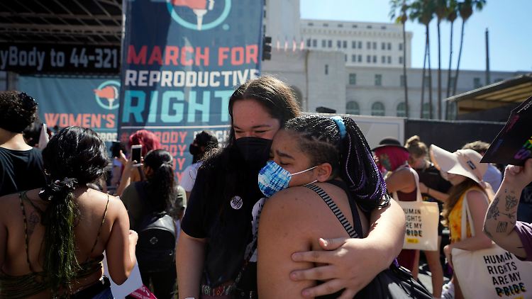 Eine Umarmung bei der Demonstration in Los Angeles.