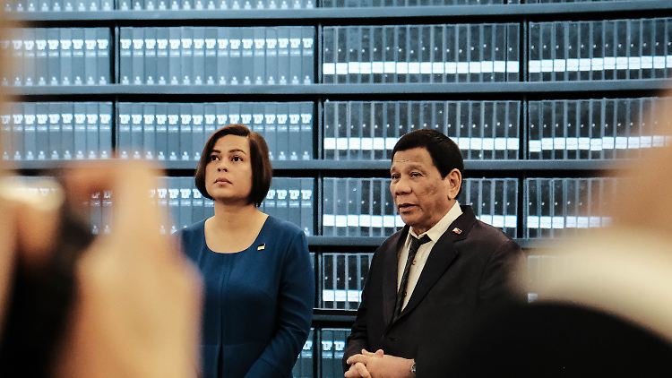 2018 besuchte Sara Duterte gemeinsam mit ihrem umstrittenen Vater die Holocaust-Gedenkstätte Jad Waschem in Jerusalem. 