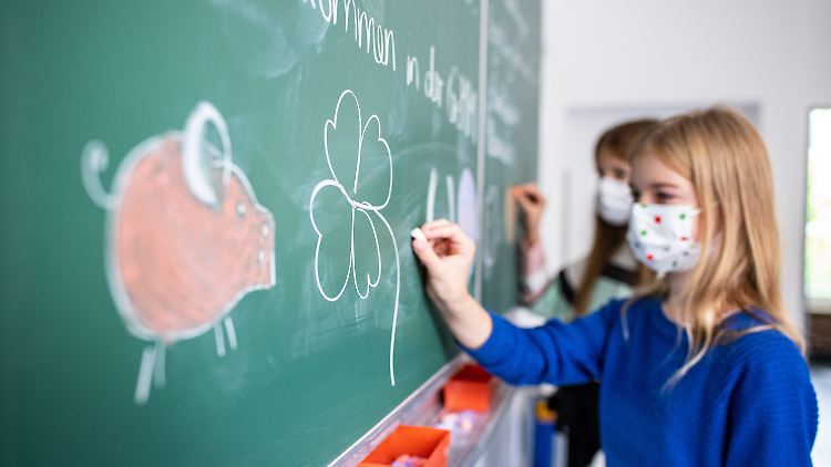 Laut Kinderärzte-Präsident Fischbach tragen Grundschüler weniger zum Infektionsgeschehen bei als Jugendliche und Erwachsene. 