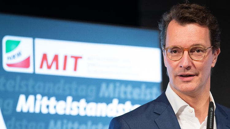 Verkehrsminister Wüst könnte künftig die Landesregierung von NRW anführen.