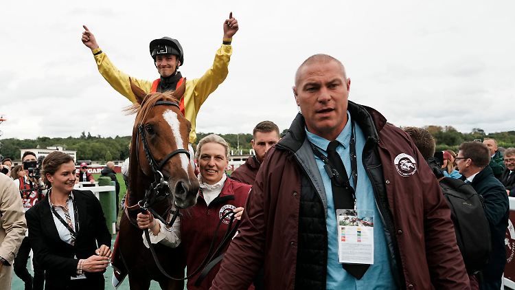 Jockey Piechulek feiert seinen Triumph.