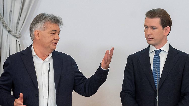 Kanzler (r.) und Vizekanzler stellen die gemeinsame Steuerreform vor.
