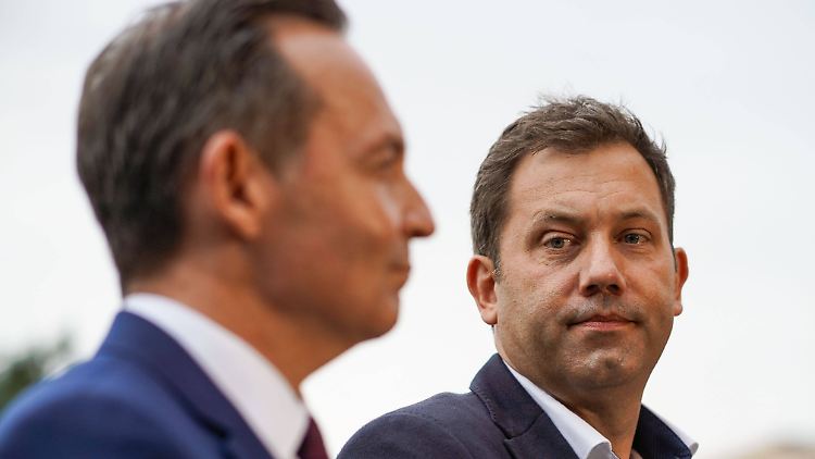 SPD-Generalsekretär Lars Klingbeil (r.) trat nach den Treffen mit FDP - hier Generalsekretär Wissing - und Grünen vor die Presse.