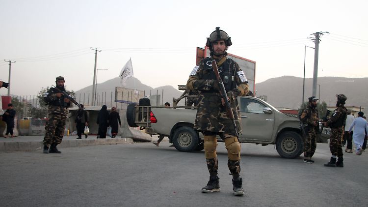 Schwer bewaffnete Taliban-Kämpfer bewachen Straßen in Kabul.