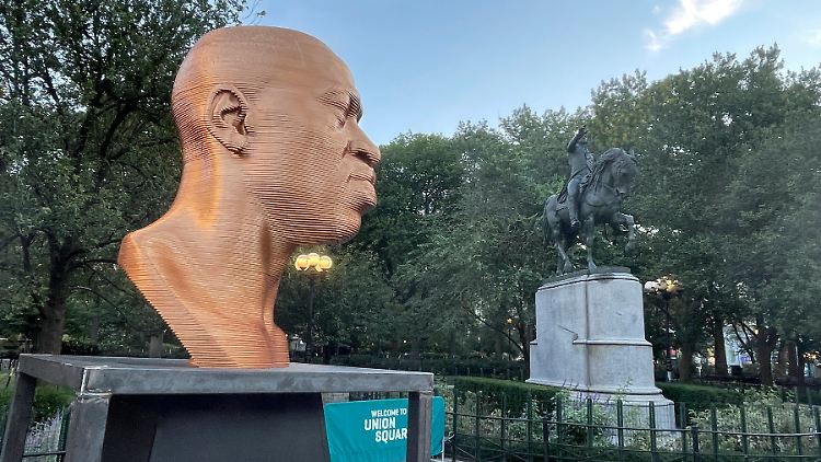 Erst am Freitag wurde die Statue von George Floyd in Manhattan aufgestellt.