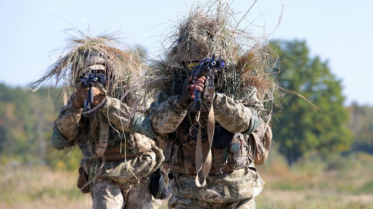 Ukrainische Soldaten trainieren für den Ernstfall - den Kampf gegen Separatisten im Osten des Landes.