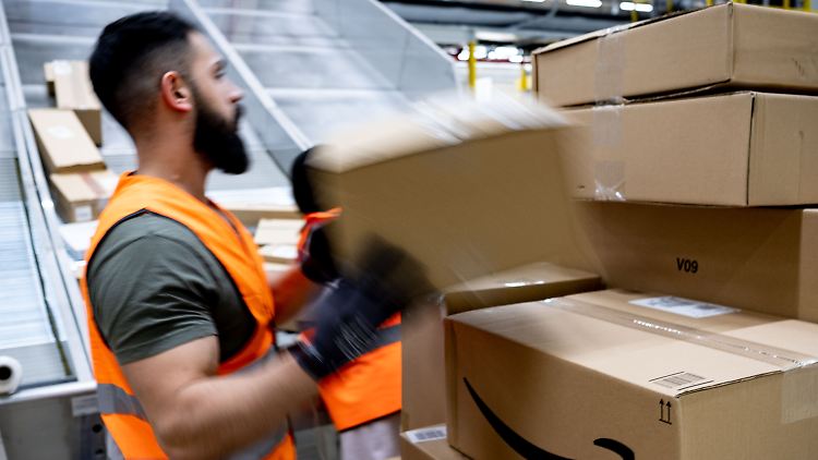 Wenn Versandhändler Steuern für Pakete zahlen müssten, könnten Städte und Gemeinden bis zu 1,5 Milliarden Euro zusätzlich einnehmen.