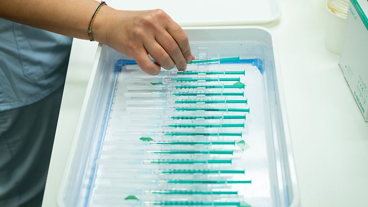 In Deutschland bekommen derzeit unter anderem Bewohner von Pflegeheimen eine dritte Impfung.