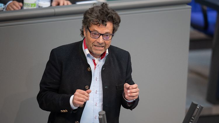 Er hat keinen Anspruch auf ein deutsches Impfzertifikat, da er mit "Sputnik V" geimpft ist: Diether Dehm.