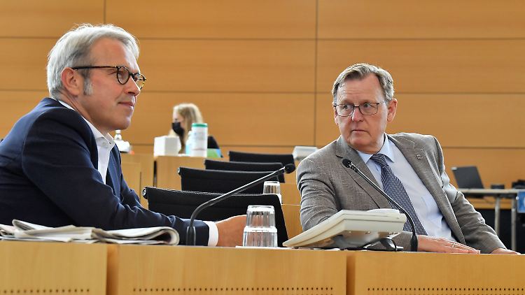 Die thüringische SPD von Parteichef Georg Maier (l.) zieht in einer Umfrage an der Linken von Landeschef Bodo Ramelow vorbei.
