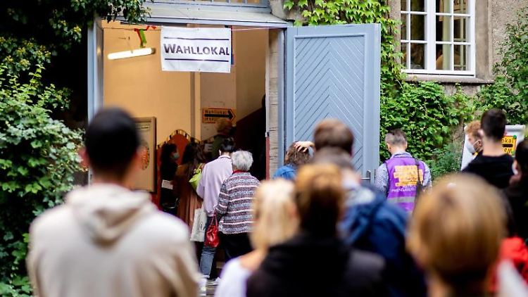 Am Wahlsonntag bildeten sich vor Berliner Wahllokalen teils lange Schlangen.