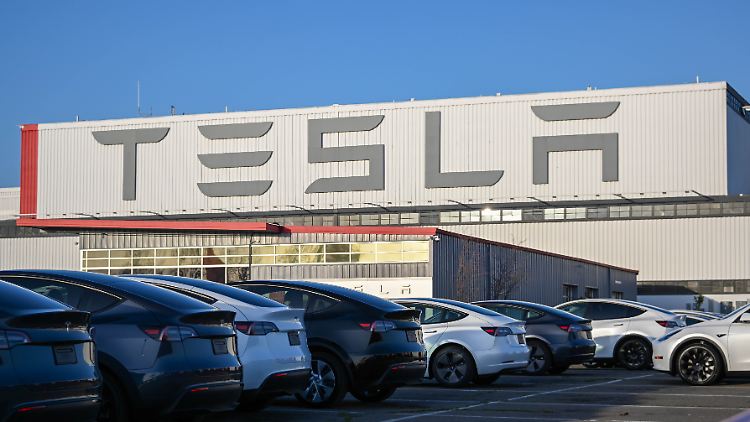 Der Mann war in den Jahren 2015 und 2016 Fahrstuhlführer in einem Tesla-Werk im kalifornischen Fremont.