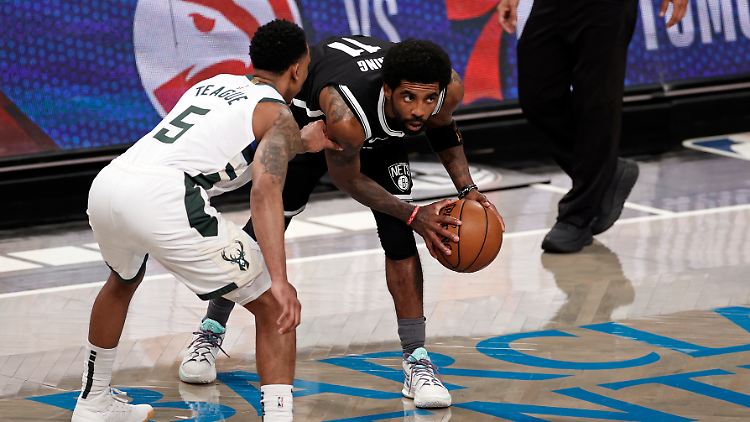 Kyrie Irving (rechts) müsste seine Impfskepsis teuer bezahlen.