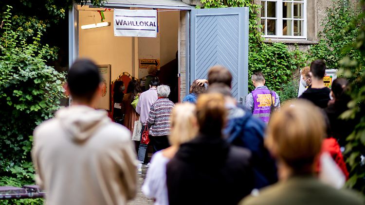 In Berlin gab es bei der Bundestags- und Landtagswahl lange Schlangen vor den Wahllokalen. Das lag teils nicht an der hohen Wahlbeteiligung, sondern an zahlreichen Pannen. 