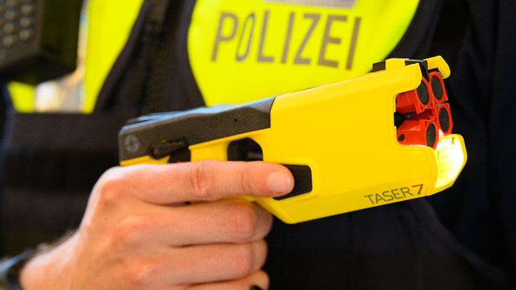 Der Einsatz von Tasern durch die Polizei und das SEK ist in Deutschland umstritten. (Symbolbild)