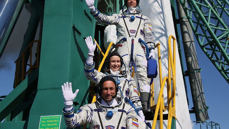 Das Mini-Filmteam will zwölf Tage an Bord der ISS bleiben.