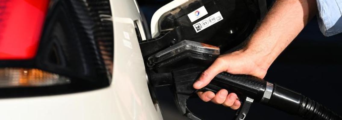 Ein Auto wird betankt. Foto: Monika Skolimowska/dpa-Zentralbild/dpa/Symbolbild