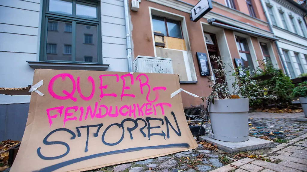 Bereits-zum-zweiten-Mal-binnen-kurzer-Zeit-ist-die-Queer-Bar-in-Rostock-mutmasslich-Ziel-eines-Brandanschlages-geworden