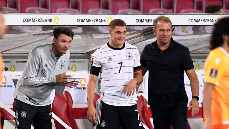 Florian Wirtz und Hansi Flick verstehen sich.