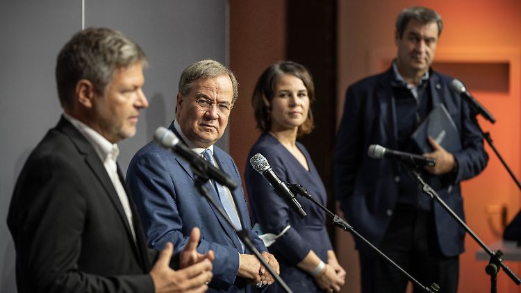 Grünen-Chef Habeck (l.) kündigte für "heute und morgen" interne Beratungen an.