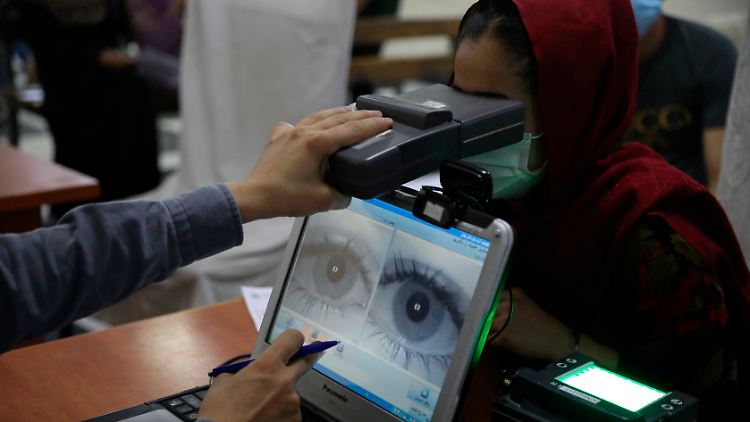 Wie diese Afghanin bereiten viele Einwohner biometrische Daten vor, um einen Pass zu beantragen.
