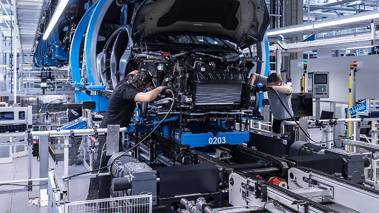 Die Betriebsferien der Autobauer, die in den August fielen, dürften ebenfalls zum Auftragsminus beigetragen haben.