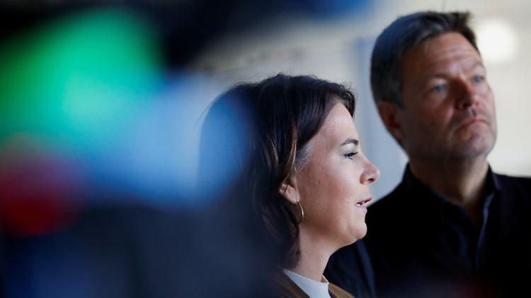Wollen nun zu dritt mit FDP und SPD weiter sprechen: Die Grünen-Co-Chefs Baerbock und Habeck.