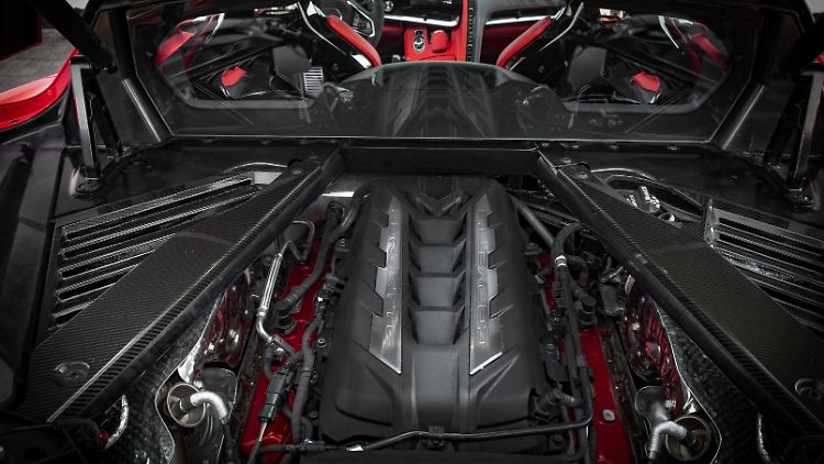 Einen Blick auf den als Mittelmotor in der Corvette verbauten Small Block kann man durch eine Fiberglas-Haube werfen.