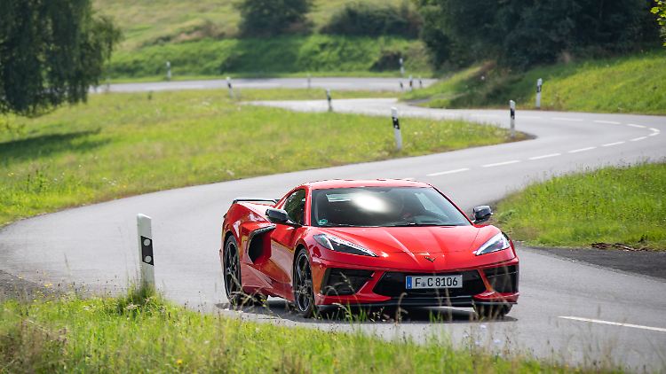 Ein Kurvenjäger ist auch die Corvette C8 nicht. Zu ungestüm schickt sie noch immer die Kraft auf die Hinterräder, zu spitz ist die Lenkung eingestellt.