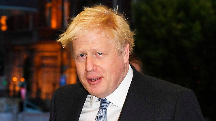 Premier Johnson kontert Kritik an gekürzter Sozialhilfe: Gehälter werden nach Brexit wieder steigen.