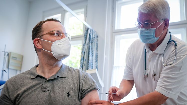 Bundesgesundheitsminister Jens Spahn lässt sich in einer Berliner Arztpraxis gegen Grippe impfen.