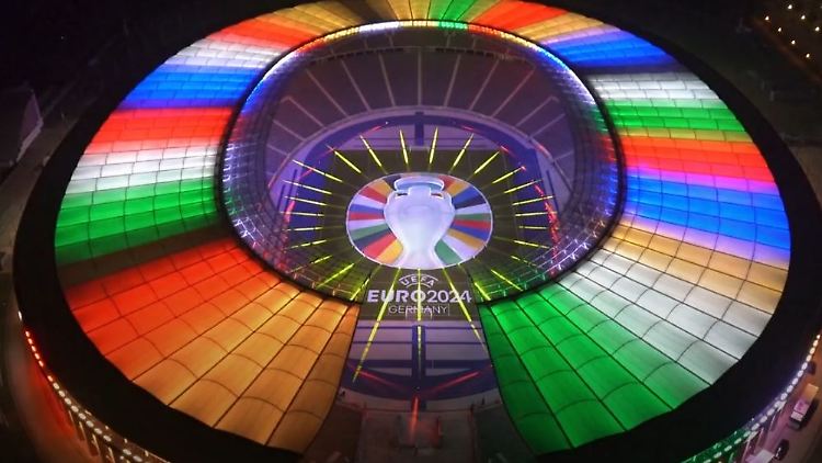 Das Olympiastadion leuchtet im vergangenen Herbst in allen Farben während der Präsentation des Logos zur EM 2024 