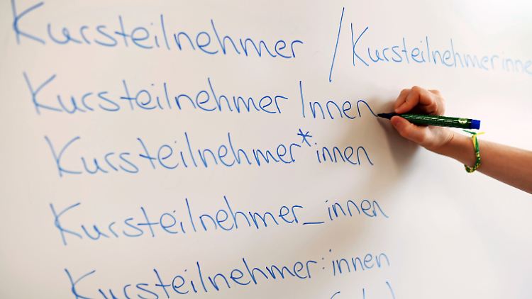 Niedersachsen räumt Schülerinnen und Schülern beziehungsweise Schüler:innen mehr Freiheiten bei der Schreibweise ein.