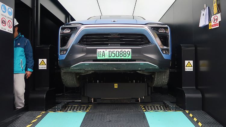 Vollautomatischer Batteriewechsel beim SUV Nio ES8.