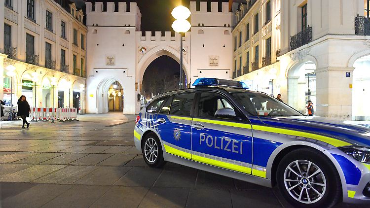 Die Polizei kontrollierte die Ausgangsbeschränkungen.